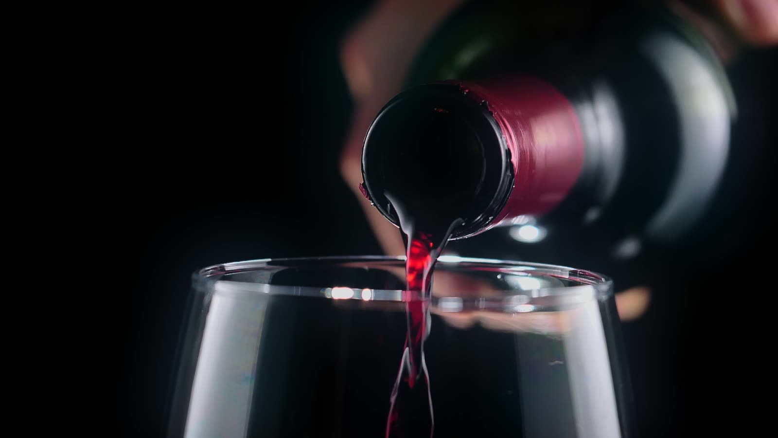 Rotwein wird langsam in ein elegantes Weinglas eingeschenkt — My Own Cuvée